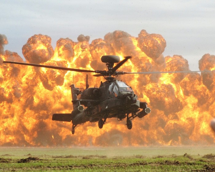 AH-64 là loại máy bay trực thăng tấn công có 2 chỗ ngồi, được đẩy bằng 2 động cơ tua bin. Nó được trang bị một pháo M230 cỡ 30mm, đồng thời mang cả tên lửa và rốc két ở cánh phụ của nó.